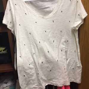 White gap shirt with design